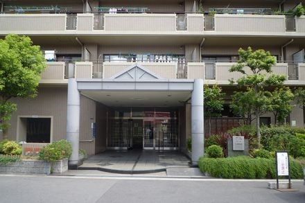  朝日プラザプレール岸里のエントランス