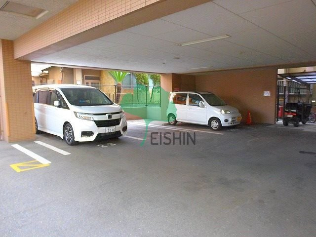 クリムゾン博多2の駐車場