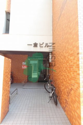 一倉ビルのエントランス