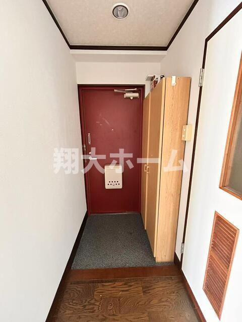 フラットタムラの玄関