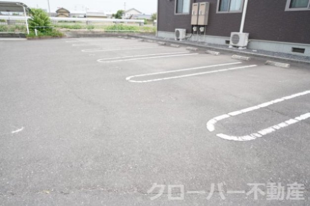 スカイランド B棟の駐車場