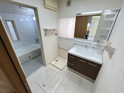 【独立洗面台】 | 東塚口町1丁目貸家 | 独立洗面台で身支度をすべて済ませてしまいましょう