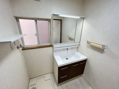 【独立洗面台】 | 東塚口町1丁目貸家 | 独立洗面台で身支度をすべて済ませてしまいましょう