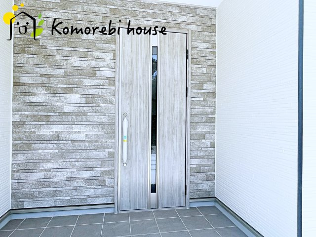 上尾市原市　3期　新築一戸建て　Re・Terrechez　01の玄関|収納もある玄関です