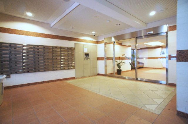 スカイコート神田弐番館のエントランス|風除室