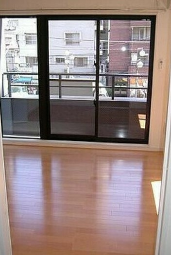 リヒャルト市谷薬王寺の内装|窓が大きく日当たりが良いです