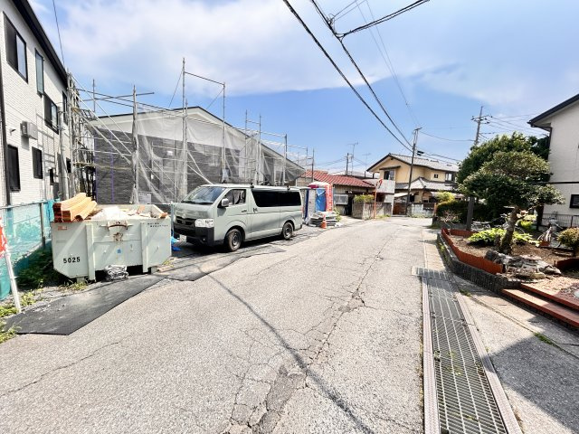宇都宮市宝木本町 第16期 限定１邸の前面道路含む現地写真|〇1号棟〇
通り抜け車両が少なく、驚くほど静かな住環境。
小さなお子様やペットのいるご家庭も、家の前での飛び出し不安が少なく、落ち着いた毎日を過ごせます☆
※2026年7月撮影