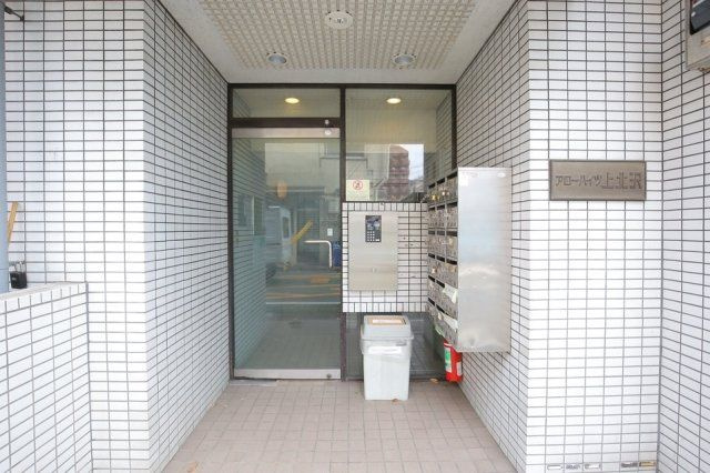 アローハイツ上北沢のエントランス