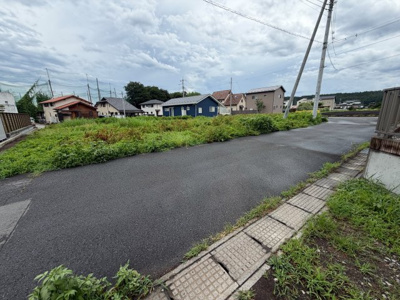 【前面道路含む現地写真】 | 安中市松井田町人見  デイベッド付きリビング　5LDK