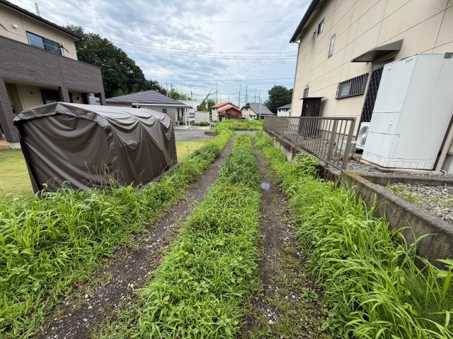 【前面道路含む現地写真】 | 安中市松井田町人見  デイベッド付きリビング　5LDK