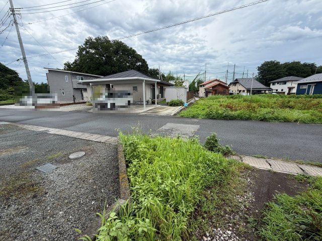 【前面道路含む現地写真】 | 安中市松井田町人見  デイベッド付きリビング　5LDK