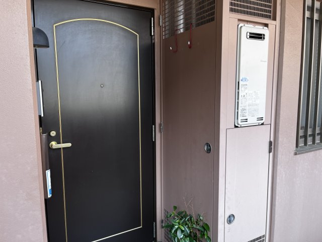 ヴィラセイユー稲川　静岡市駿河区稲川１丁目の玄関|存在感のある玄関ドアが、住まいの第一印象を引き立てます。安心感と落ち着いた雰囲気を感じられる住まいです。