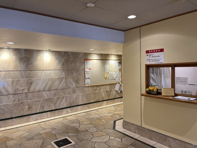 ヴィラセイユー稲川　静岡市駿河区稲川１丁目のエントランス|住まう人を迎える明るいエントランス。管理人による丁寧な管理で快適な住環境を実現しています。