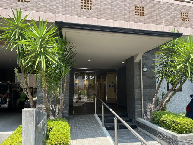 ヴィラセイユー稲川　静岡市駿河区稲川１丁目|手入れの行き届いた植栽が彩るエントランス。緑に癒される、心地よい住まいです。