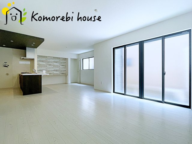 上尾市原市　3期　新築一戸建て　Re・Terrechez　02の居間・リビング|ゆったりとしたリビングです