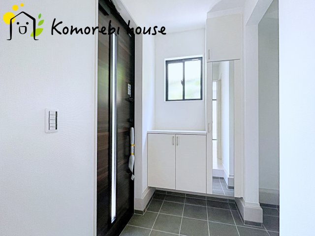上尾市原市　3期　新築一戸建て　Re・Terrechez　02の玄関|きれいな玄関です