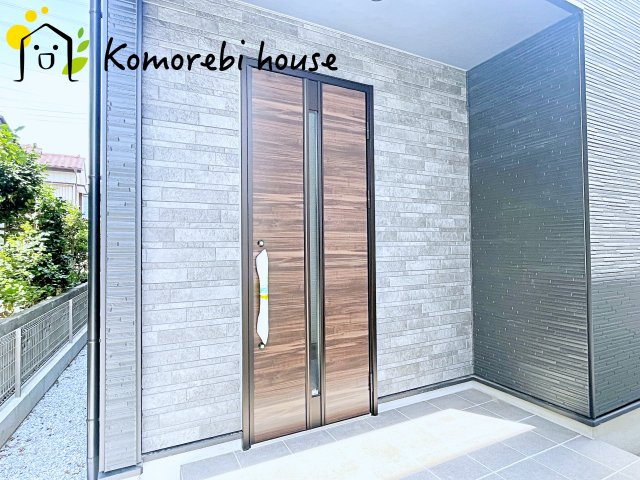 上尾市原市　3期　新築一戸建て　Re・Terrechez　02の玄関|明るい玄関です