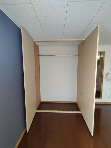 リバーサイド桜木通の収納|同建物内別部屋の写真です。