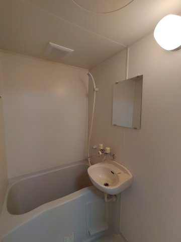リバーサイド桜木通の浴室|同建物内別部屋の写真です。