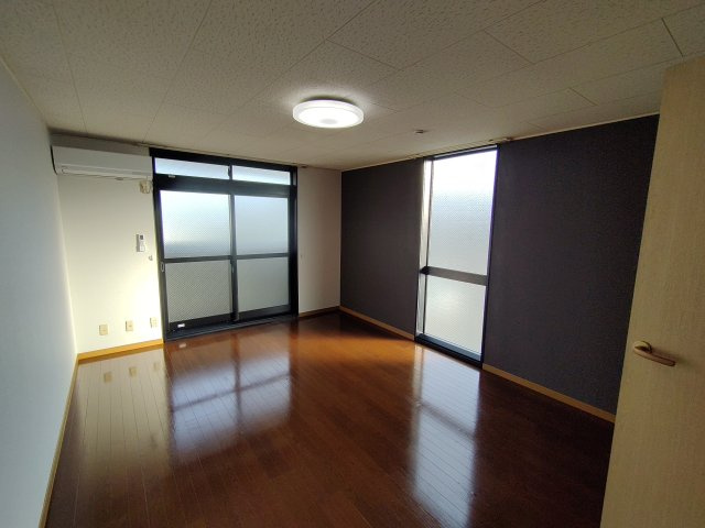 リバーサイド桜木通の居間・リビング|同建物内別部屋の写真です。