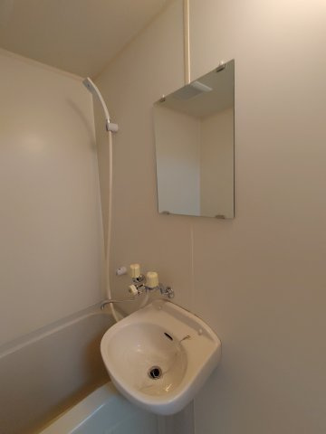 リバーサイド桜木通の洗面所|同建物内別部屋の写真です。