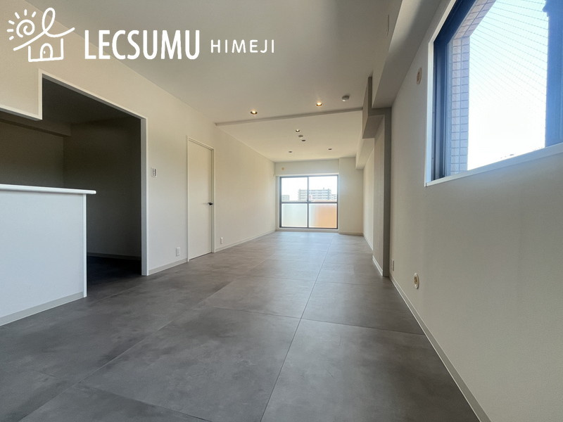 ロワイヤル西新町の居間・リビング