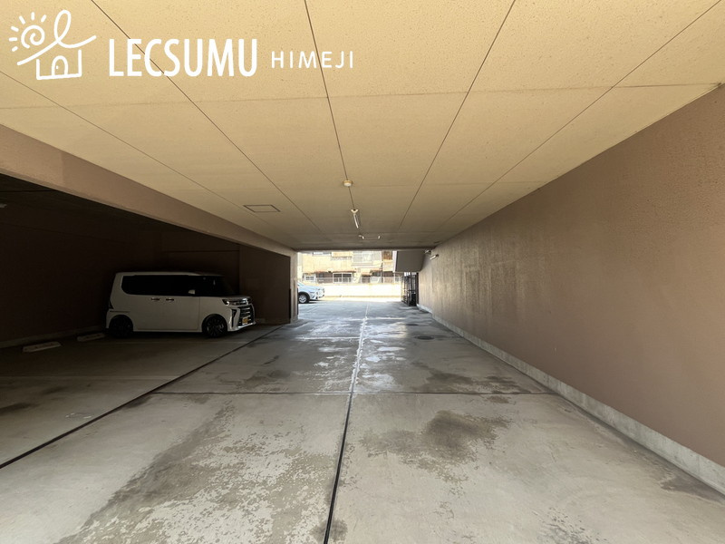 ロワイヤル西新町の駐車場