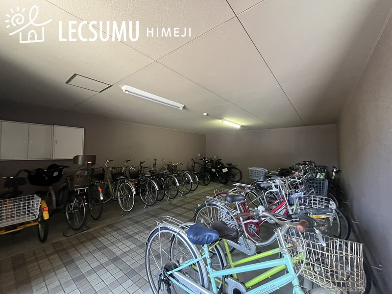 ロワイヤル西新町の駐輪場
