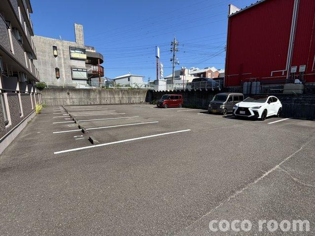 グローリーノーブル の駐車場