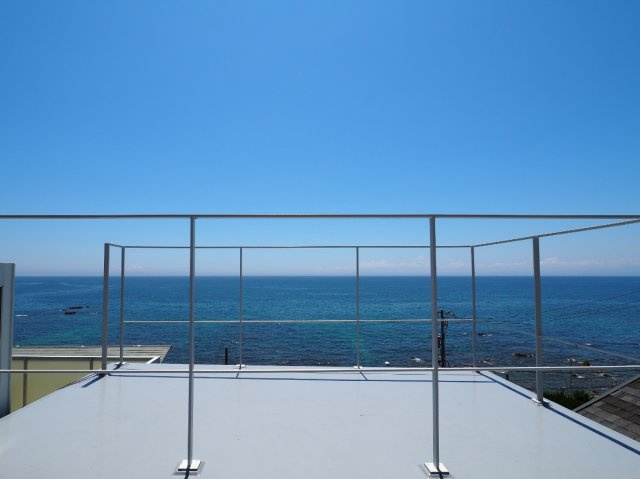 海一望！全フロアから海を望む　リゾートハウスのバルコニー|水平線を臨む