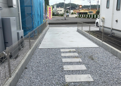 【駐車場】 | 大楽寺町新築戸建 | 駐車場と明記されていても、最小スペースでつくられた駐車場だと大型車は駐車できなかったり、出入りしにくくなったりする可能性があります。お車のサイズと購入したい物件の駐車場のサイズを現地で確認しましょう。