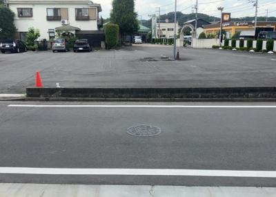 【前面道路含む現地写真】 | 大楽寺町新築戸建 | 住宅用の土地では前面道路に2m以上接していなければならないと法律で定められています。しかし、お持ちの車のサイズやライフスタイルなどにより、2mでは利便が悪い場合もございますので、事前に確認しましょう。
