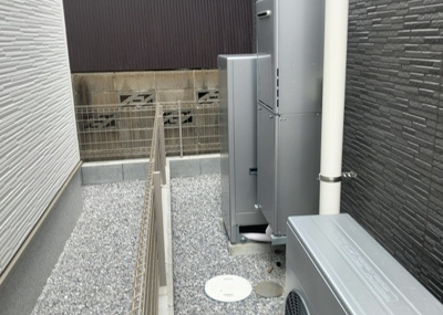 【発電・温水設備】 | 大楽寺町新築戸建 | 省エネ給湯器とは従来型の給湯器より熱効率が高く、少ない燃料でたくさんのお湯を沸かすことが出来る高効率な給湯器のことを指します。また、省エネ給湯器には種類があり、利便性や効果なども様々です。