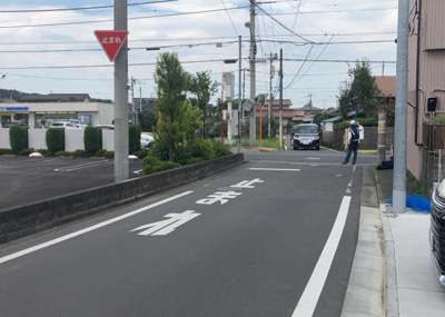 【前面道路含む現地写真】 | 大楽寺町新築戸建 | お持ちの車種によっては前面道路が広い方が便利でしょう。しかし、前面道路が広ければその分交通量が多くなるため、騒音などが気になる場合があります。実際に現地を見学し、周辺交通量や騒音などを確認しましょう！