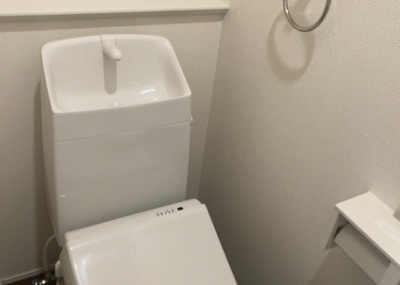 【トイレ】 | 大楽寺町新築戸建 | トイレは大きさや形、機能、抗菌性などが異なる多種多彩なタイプが各メーカーから出ています。それぞれに良さがあるため、事前にどういったタイプのトイレがいいのかをご家庭内で決めて、内見に行くといいでしょう。