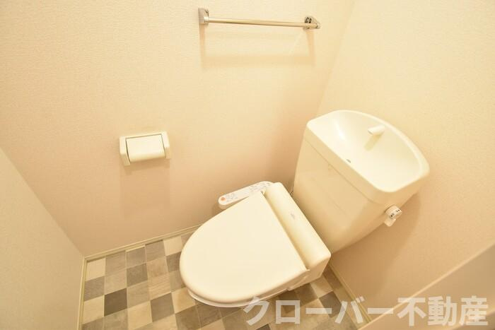 メゾン ドマーニ 東３丁目 C棟のトイレ|温水洗浄暖房便座