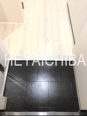 b'CASA寿の玄関