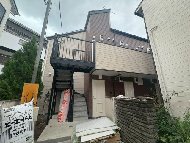 川崎市多摩区菅城下のアパートのエントランス