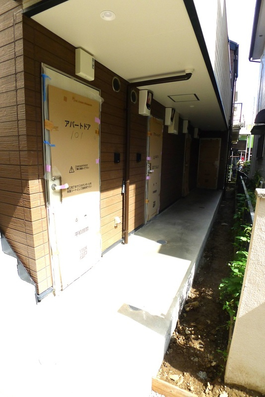 川崎市多摩区菅城下のアパートのエントランス