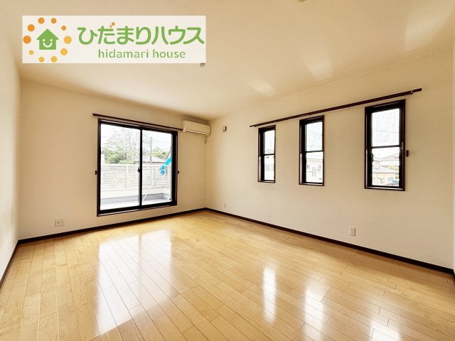 【寝室】 | 下妻市下妻乙　中古戸建 | バルコニーに面している洋室は、主寝室にどうぞ(^^)/
