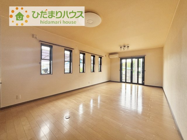 【居間・リビング】 | 下妻市下妻乙　中古戸建 | リビングの大きな窓からは、暖かな日の光が降り注ぎます・・・