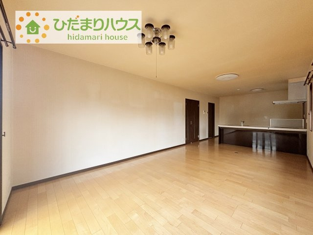 【居間・リビング】 | 下妻市下妻乙　中古戸建 | お子様が元気に遊べる広々としたリビングです！