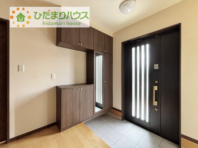 【玄関】 | 下妻市下妻乙　中古戸建 | 毎日「行ってきます」「ただいま」をいう玄関は明るく光が差し込みます♪