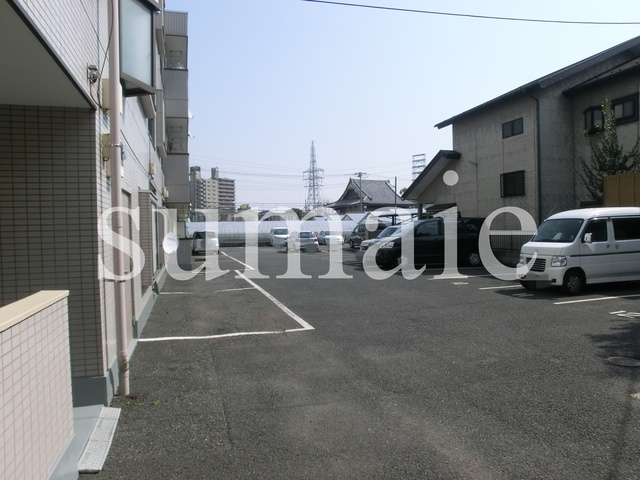 ラヴュー・デ・プラタンの駐車場|広い敷地で駐車しやすい駐車場です。