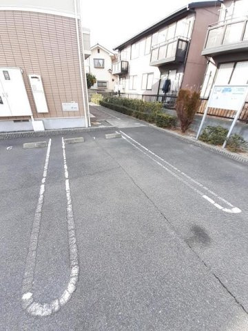 デフィー中嶋の駐車場|駐車場があるので、車を買う予定の方も安心です