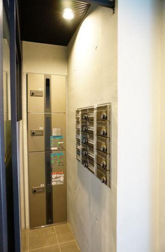 ソレーユ四谷三丁目のロビー|宅配ボックス