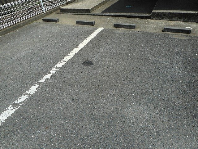 ファミール旭ケ丘Ⅰの駐車場|駐車スペースもあります