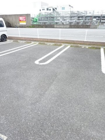 ラシュレⅡの駐車場|車をお持ちの方に嬉しい駐車場付きの物件です