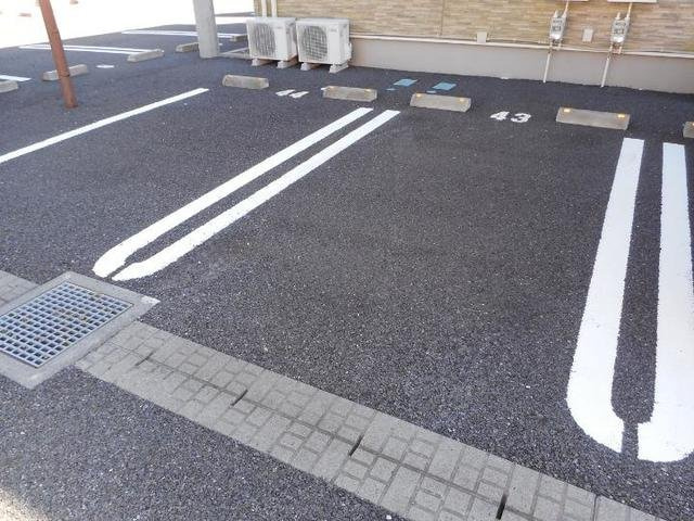 メゾンブリーズⅧの駐車場|駐車場があります