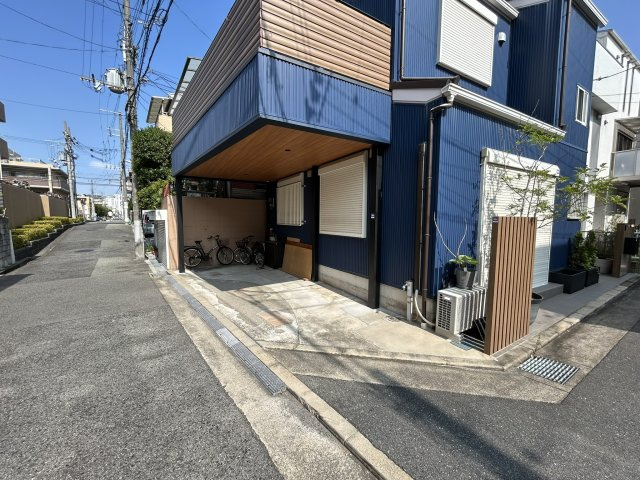 【駐車場】 | 東塚口町１丁目店舗付貸家 | 駐車場があるので、車を買う予定の方も安心です